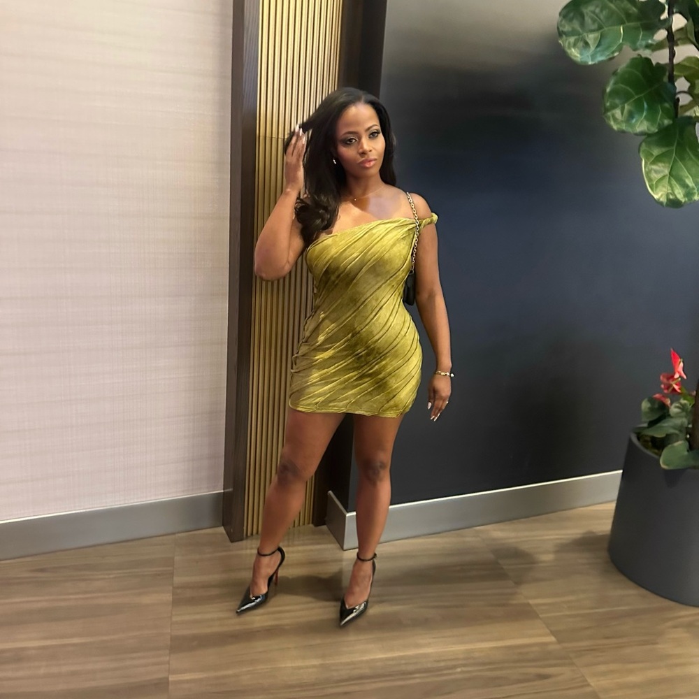 Elegant Green One-Shoulder Dress